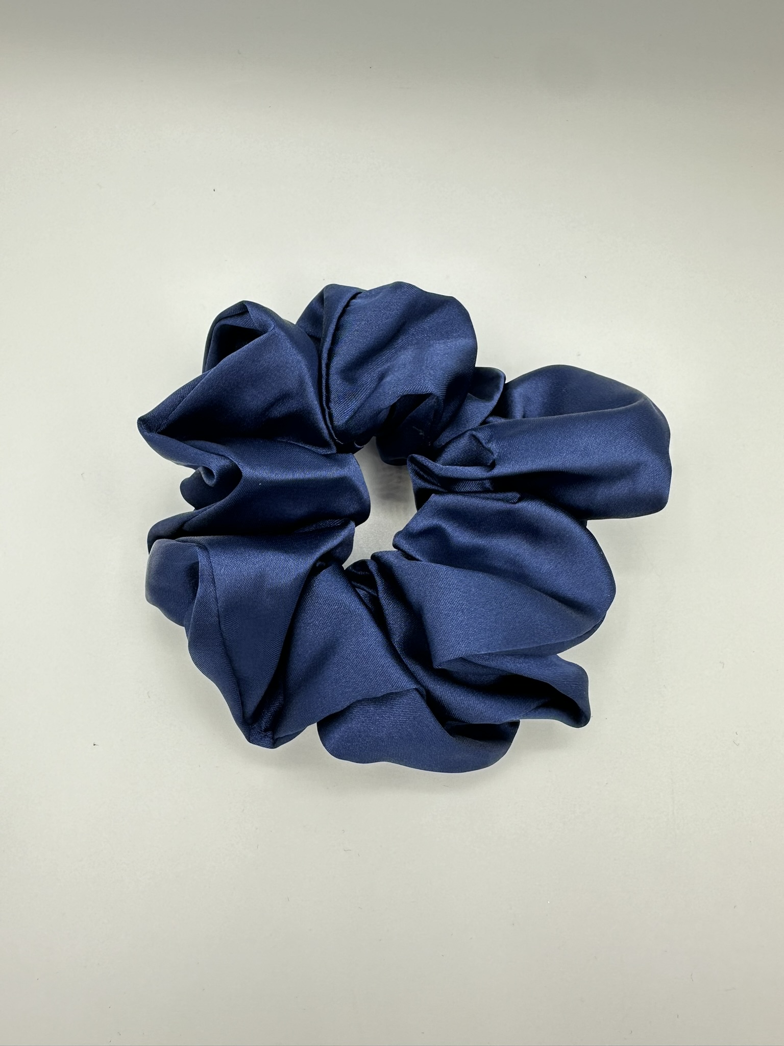 Scrunchie donkerblauw satijn